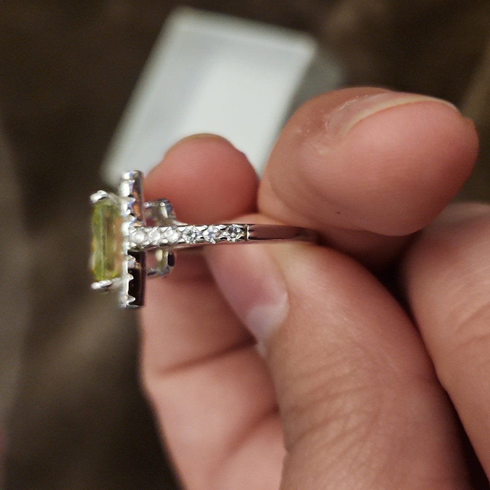 Canary yellow cushion cut diamond - Picture 10 of 12